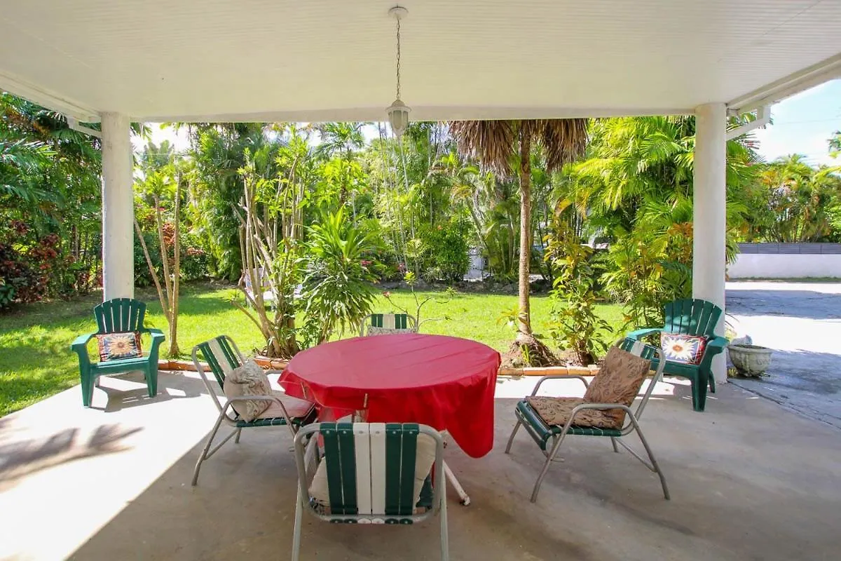 2 Minute Walk To Beach & Pool - Casual 2-Bed House Home Saint James 0*,  Barbados