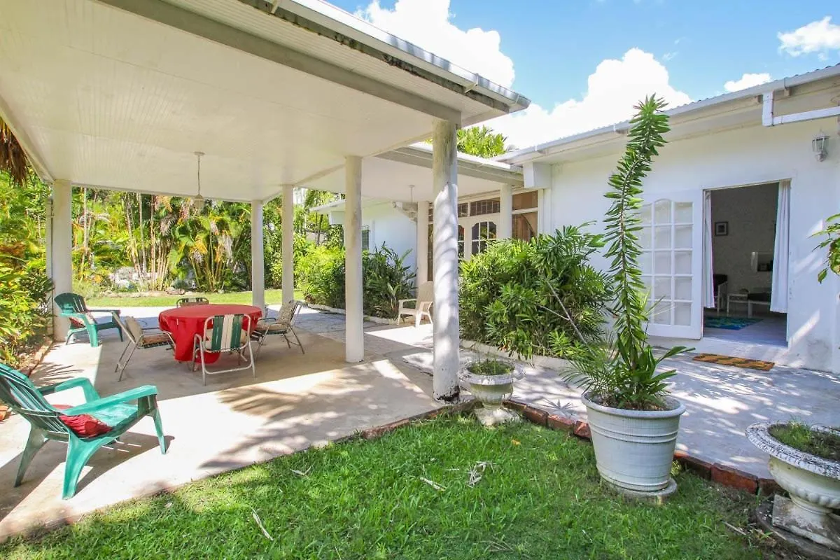 2 Minute Walk To Beach & Pool - Casual 2-Bed House Home Saint James 0*,  Barbados